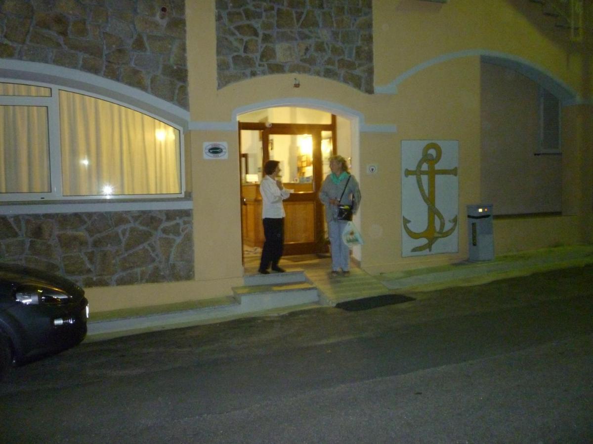 Hotel L'Ancora Santa Teresa Gallura Exterior photo